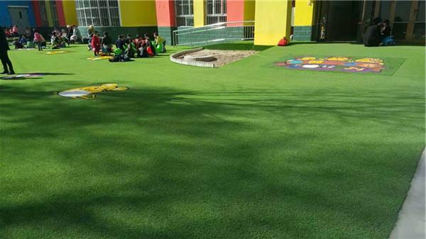 某幼儿园休闲人造草坪滑滑梯